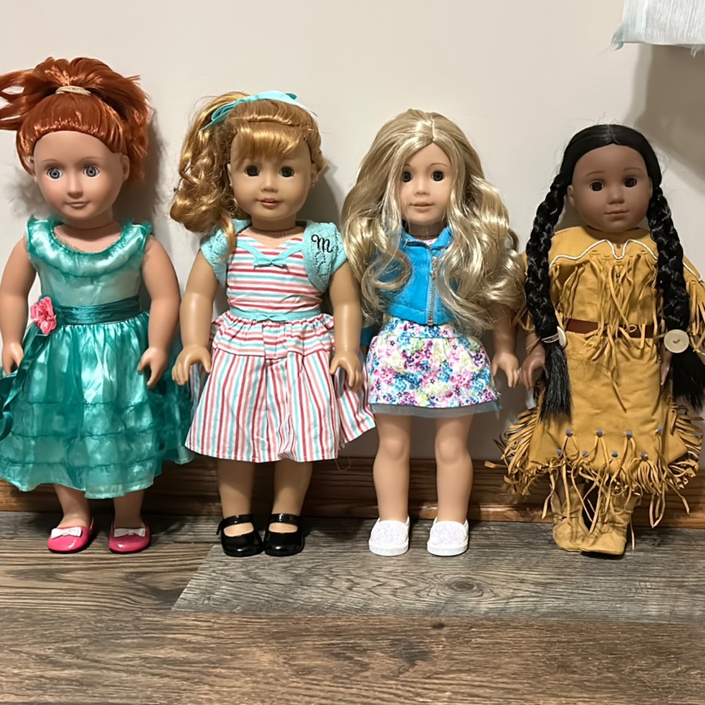 Set of 4 American Girl Dolls + 11 outfits